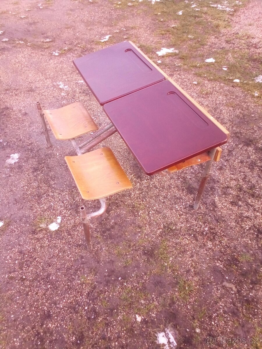 starožitné školní lavice