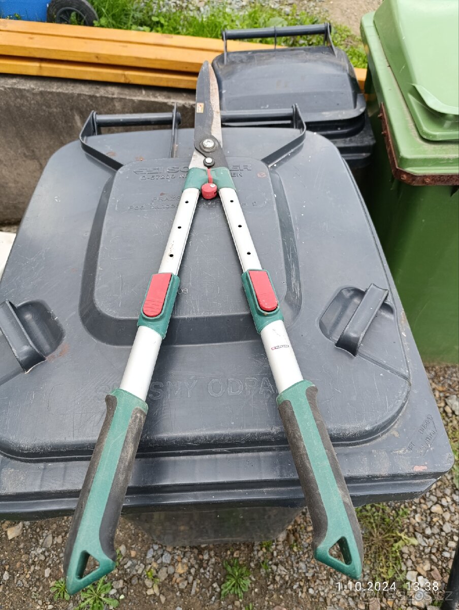 Nuzky na vetve a kere Parkside