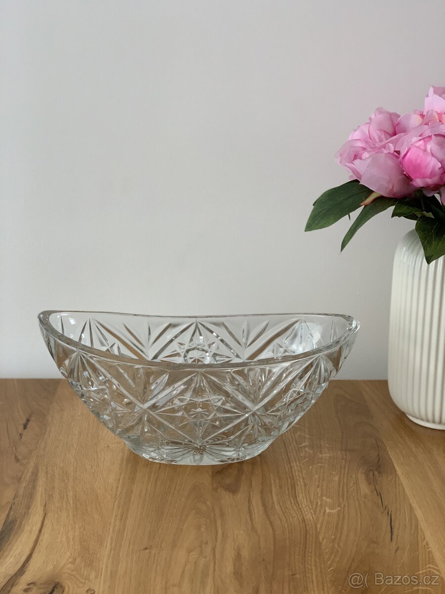 Oválná mísa z broušeného skla