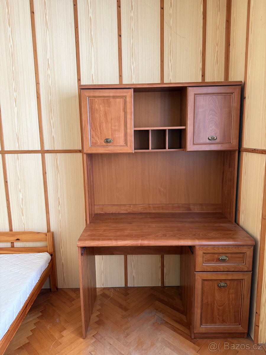 Psací stůl z masivního dřeva