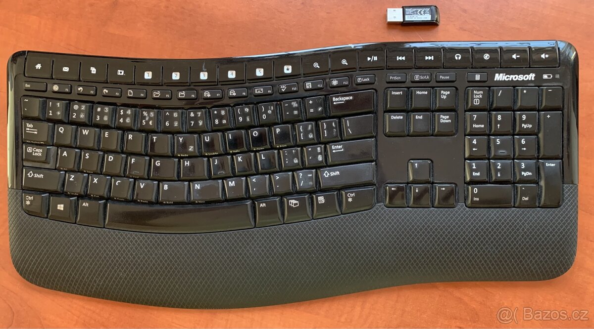 Bezdratová ergonomická klávesnice Microsoft