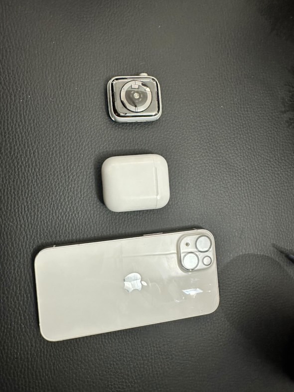iPhone 13, Apple Watch 4, AirPods Series 2
