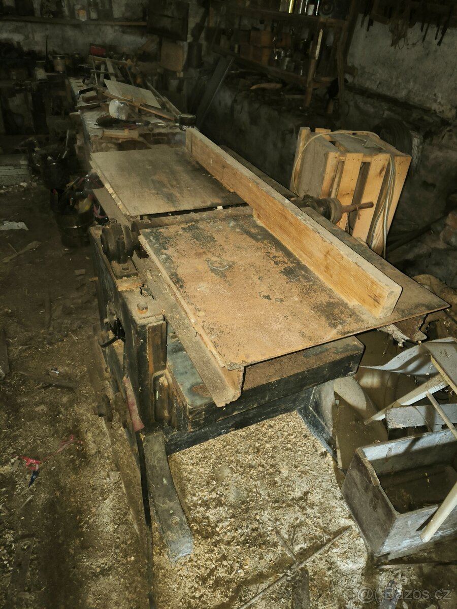 Hoblovačka / srovnávačka – starý truhlářský stroj
