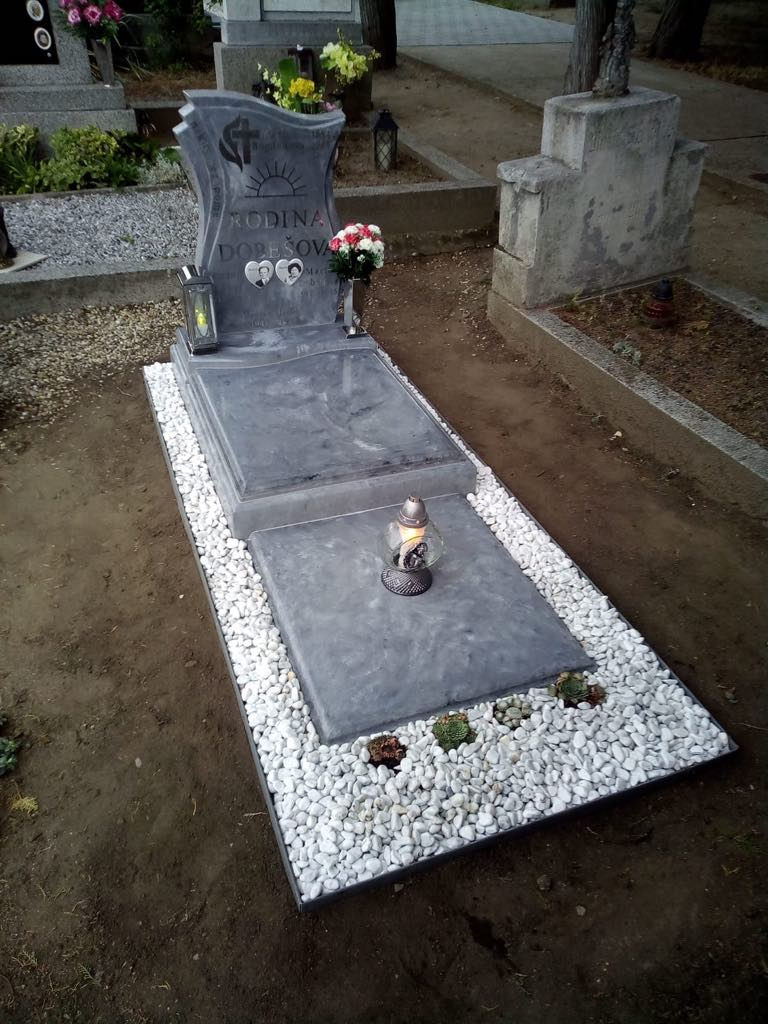 Urnový hrob včetně gravírování textu