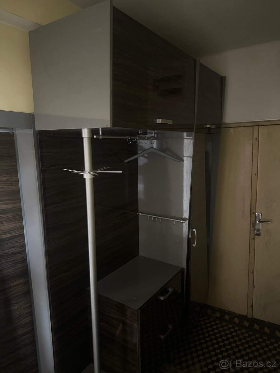 Předsíňová skříň s věšákem a úložným prostorem pro obuv