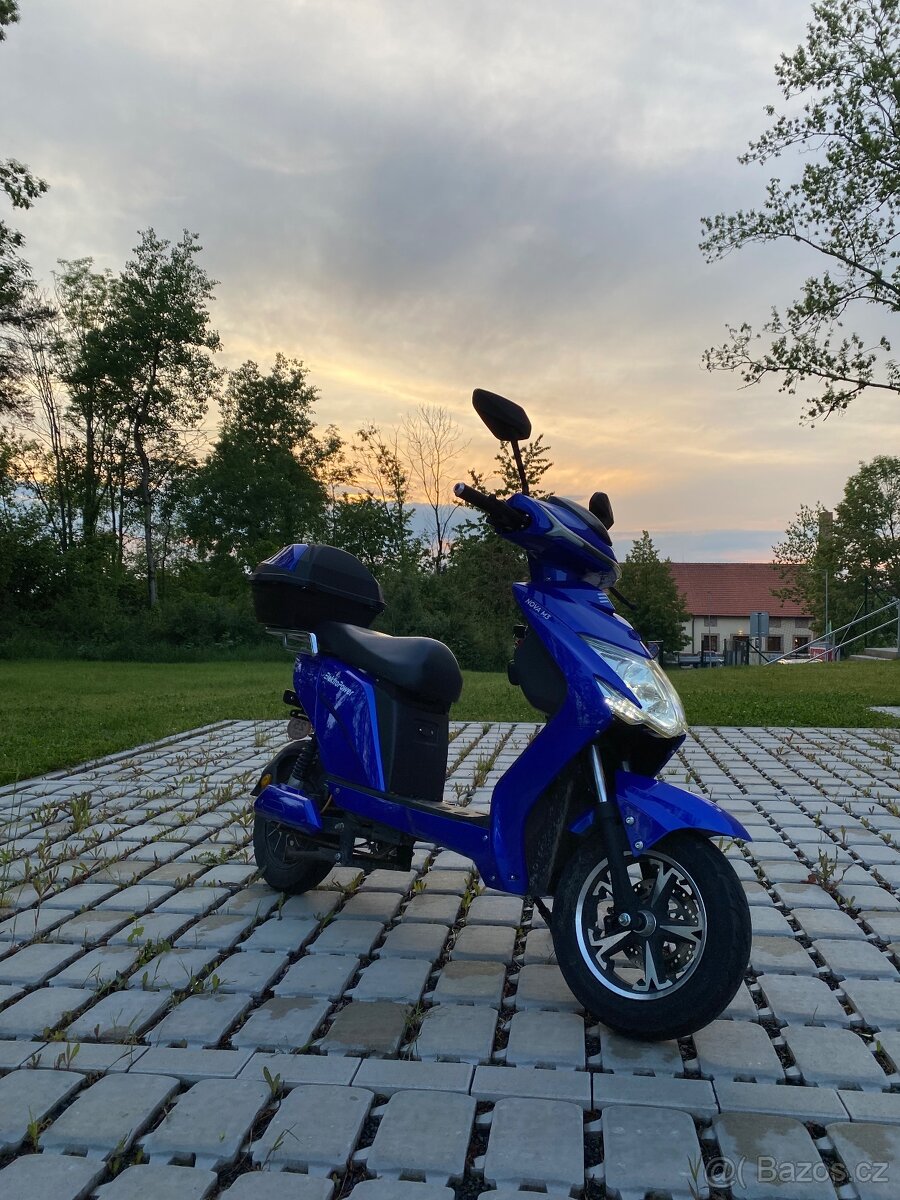 Elektroskutr bez ŘP Elektropower Nova M3 2022 25 km/h