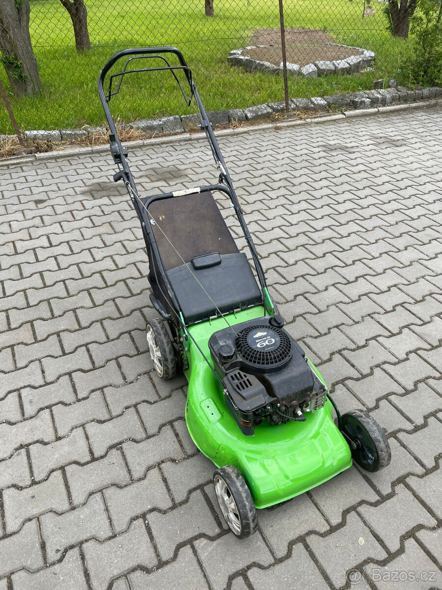 Benzínová sekačka s pojezdem
