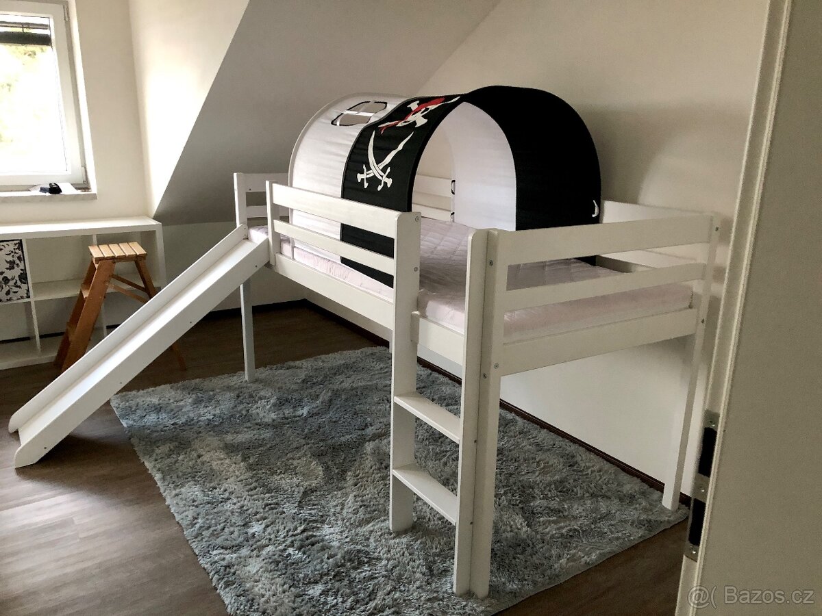 Dětská VYVÝŠENÁ postel se skluzavkou PIRÁTI