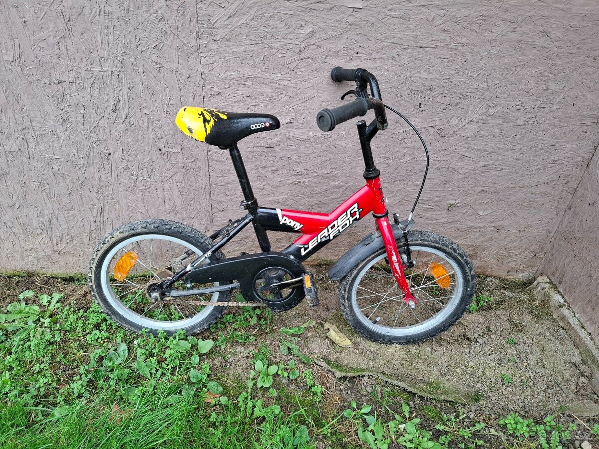 Dětské kolo a koloběžka
