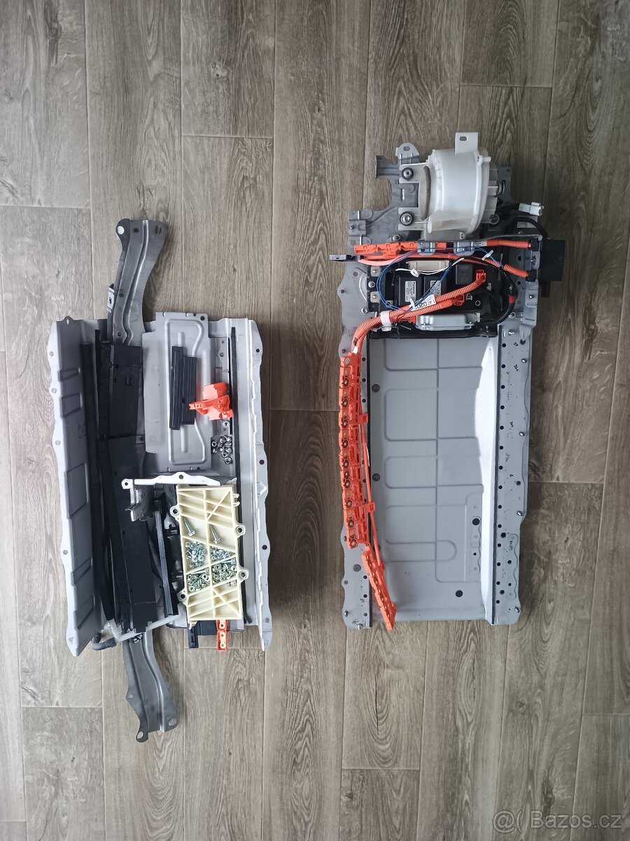 Toyota Auris - Pouzdro trakční baterie