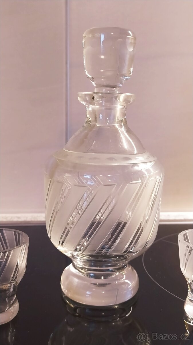 karafa se skleničkami