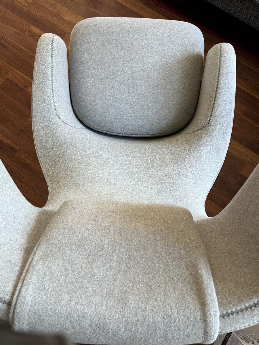 Křeslo VITRA Grand Repos s taburetem, oblázkově šedá