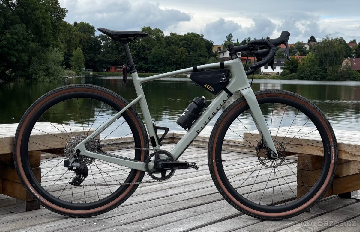 Van Rysel GCR – karbonový gravel/endurance road