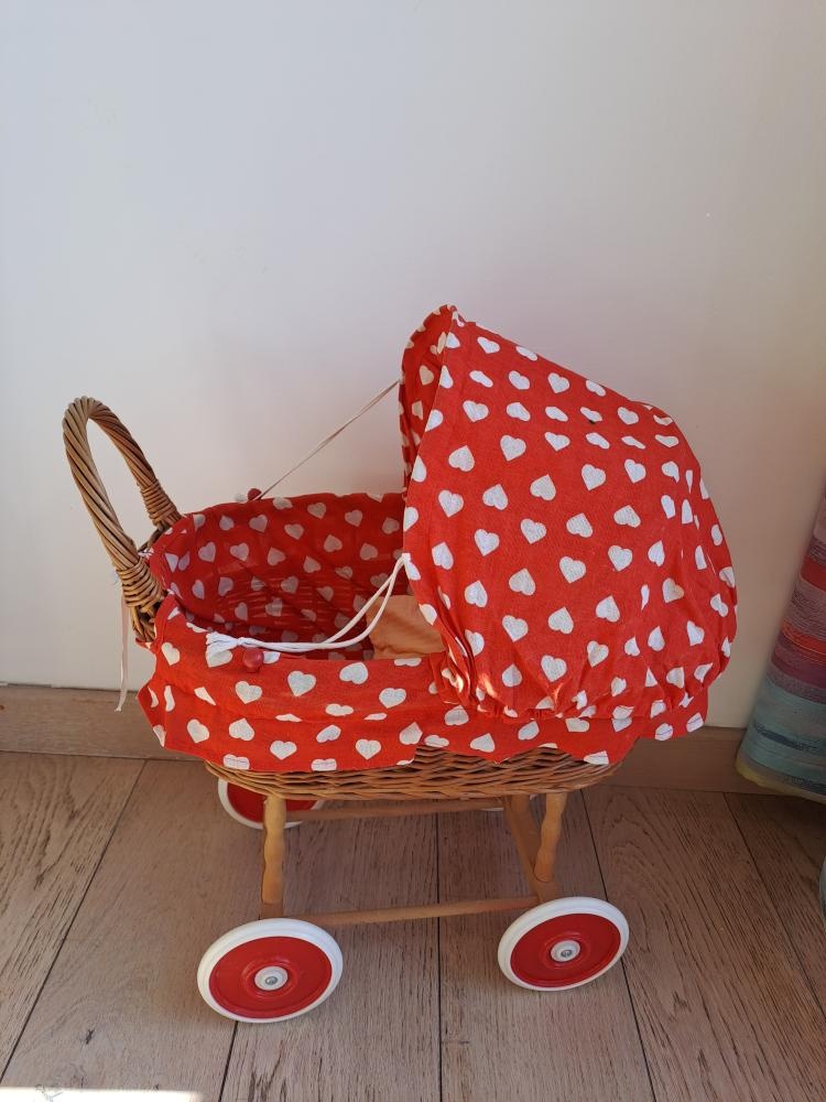 Proutěný kočárek
