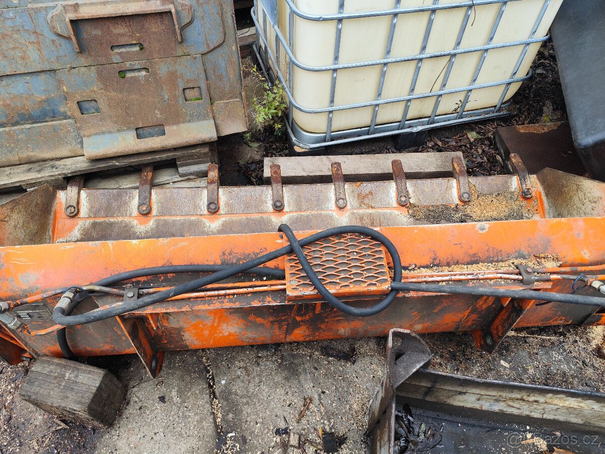Prodám otevírací zubatou lopatu na UNC 060