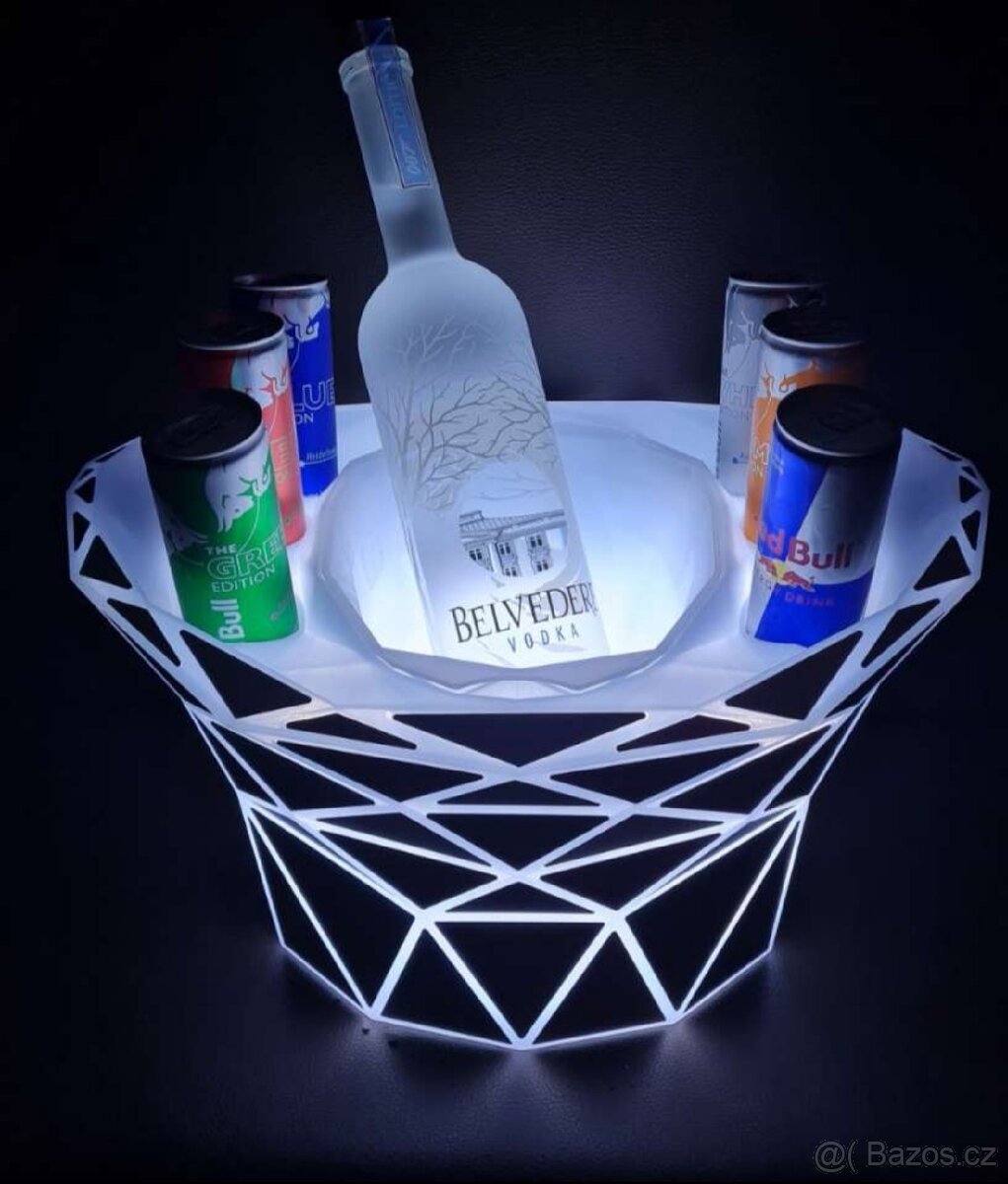 Exkluzivní chladicí box na láhve Red Bull s LED osvětlením