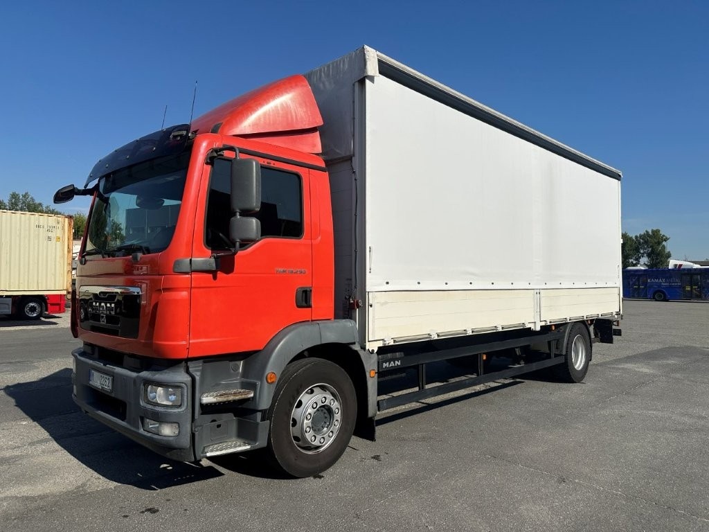 MAN TGM 18.290 se shrnovací plachtou a čelem