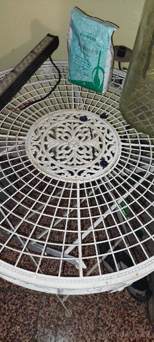 Venkovní kovový stůl