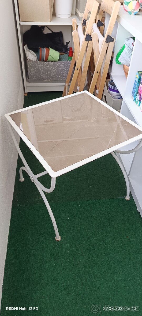 Prodám kovový konferenční stolek