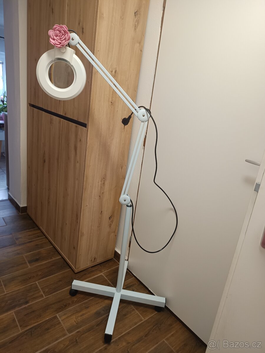 Lampa s lupou.