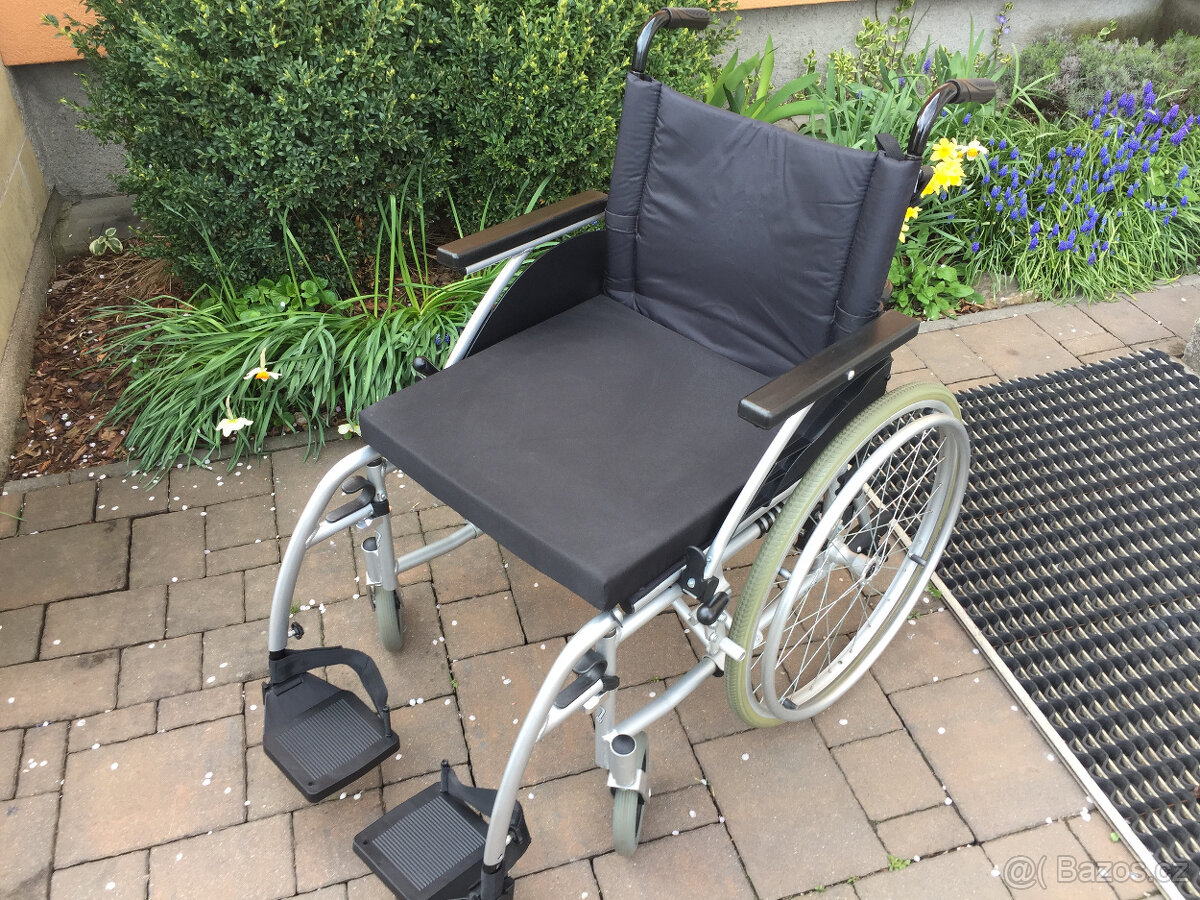 Invalidní vozík mechanický - odlehčený skládací