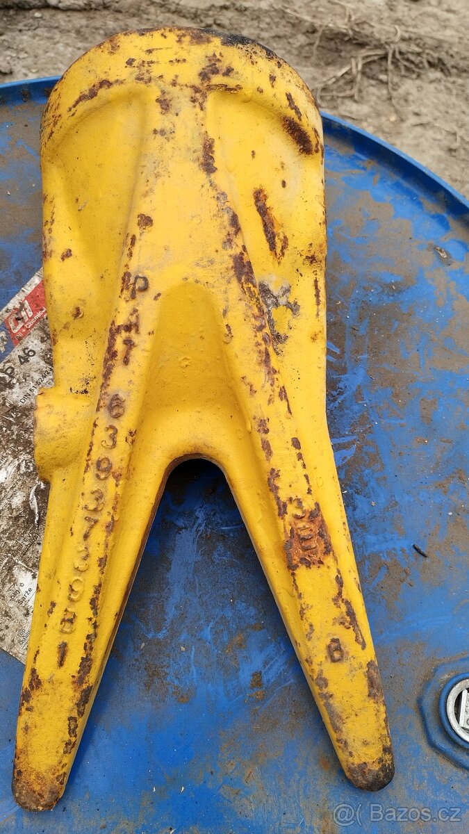 Zub komatsu dvojitá špička