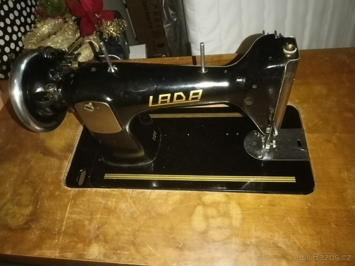 Šicí stroj Lada