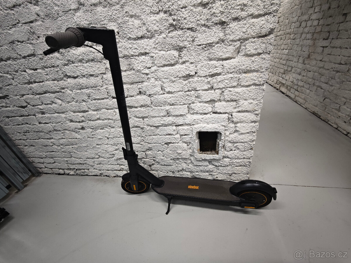 Elektrická koloběžka Ninebot Segway MAX G30
