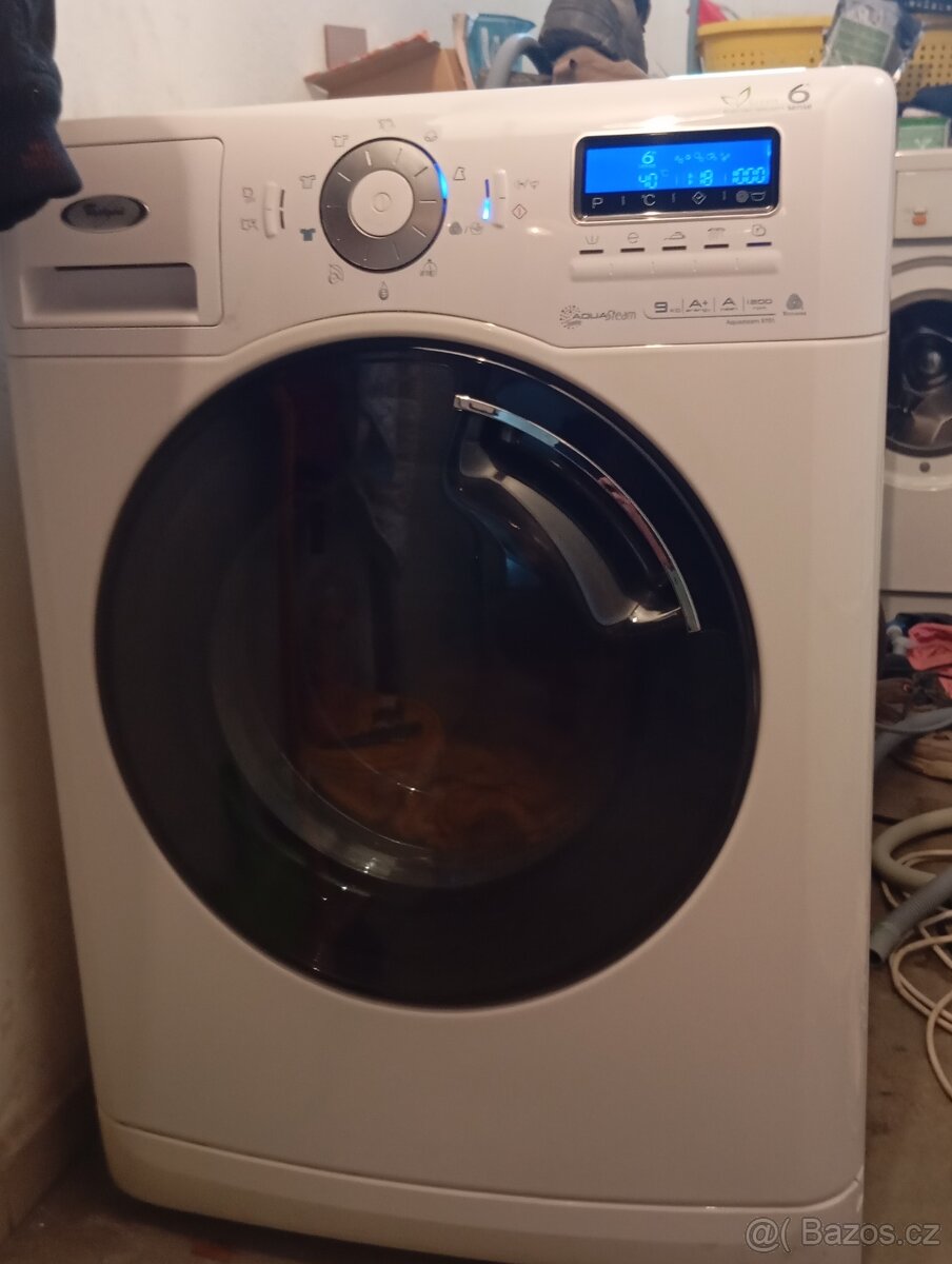 .. automatická pračka Whirlpool s funkcí parní praní a se zá