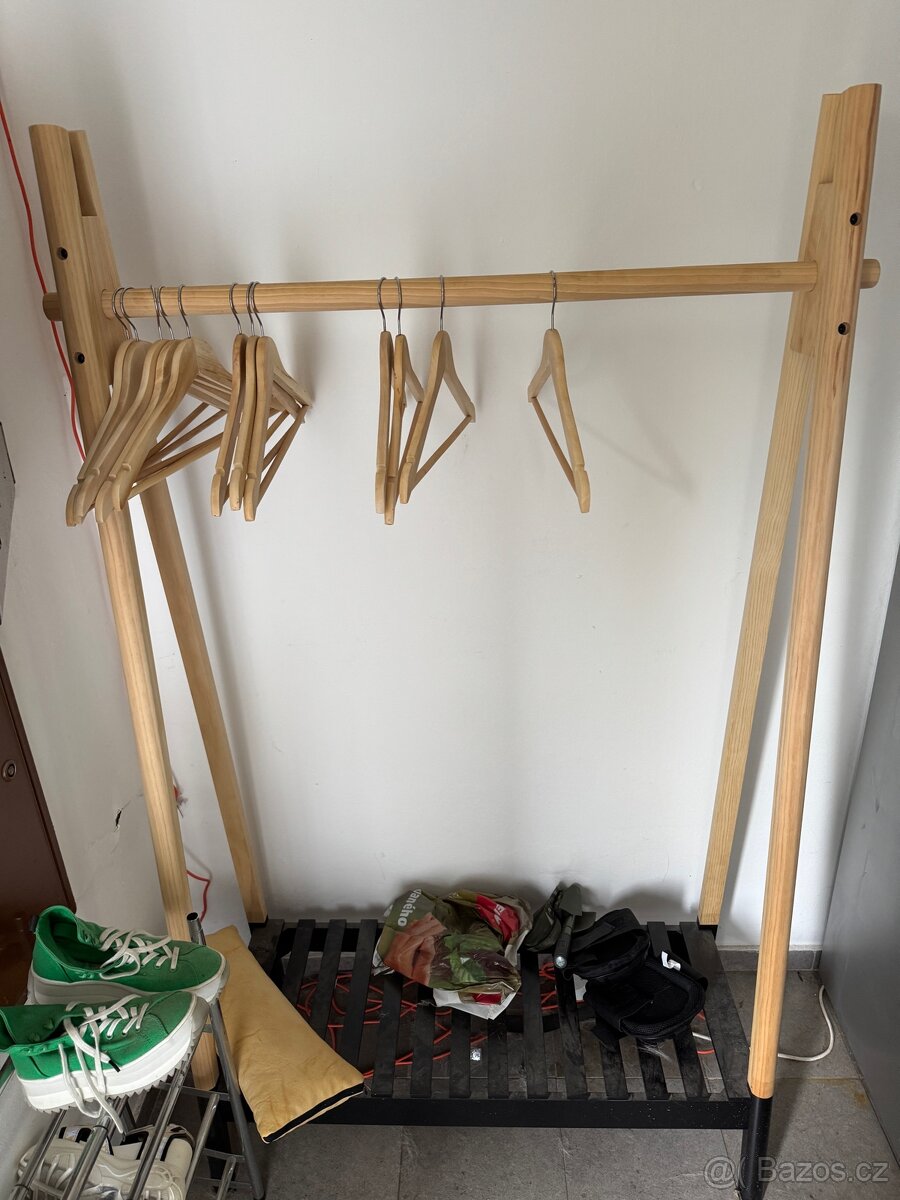 stojan na oblečení