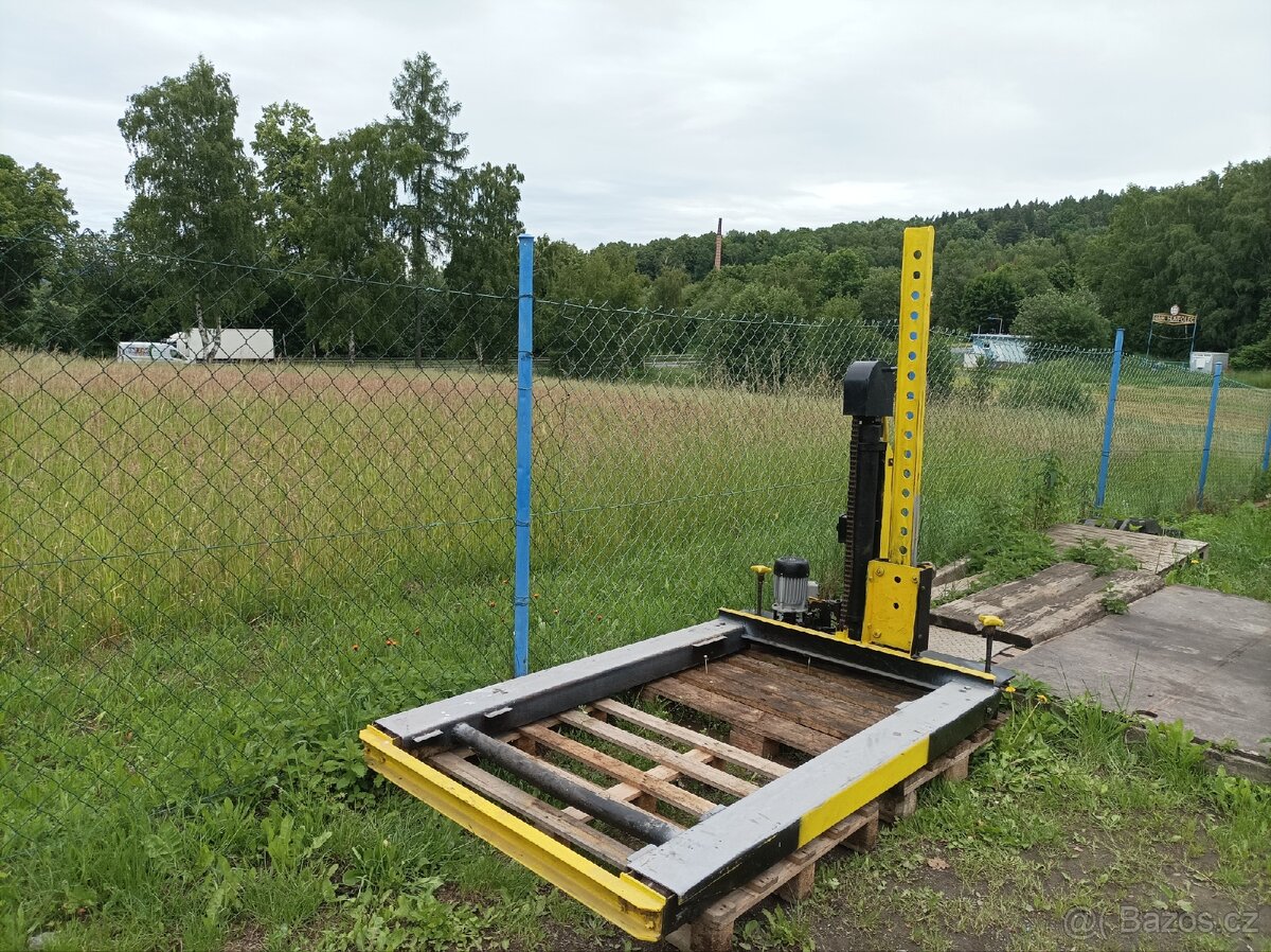 Nůžkový hydraulický zvedák 1.5 tuna NDR