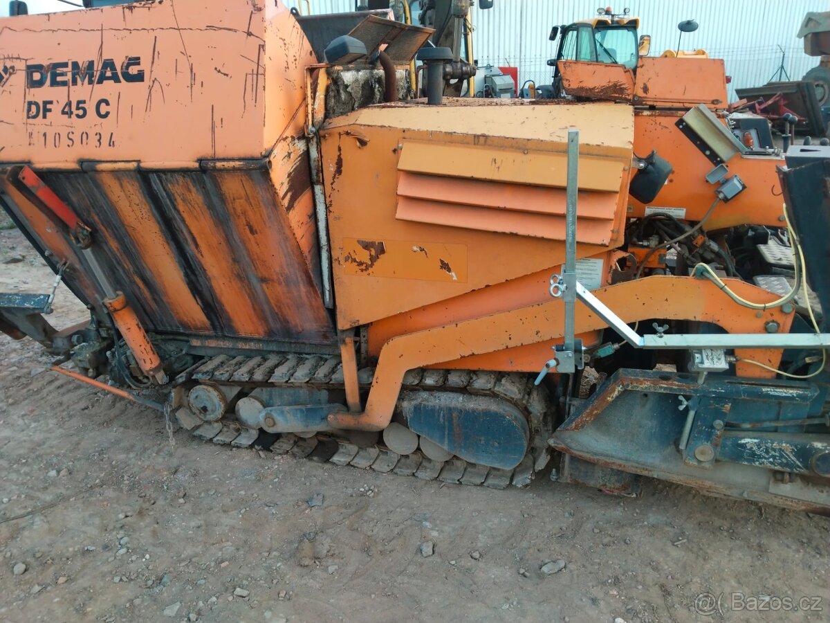 Chodníkový finišer DEMAG DF45C