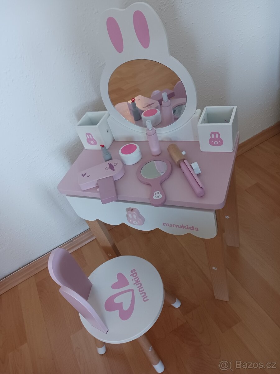 Dětský kosmetický stolek