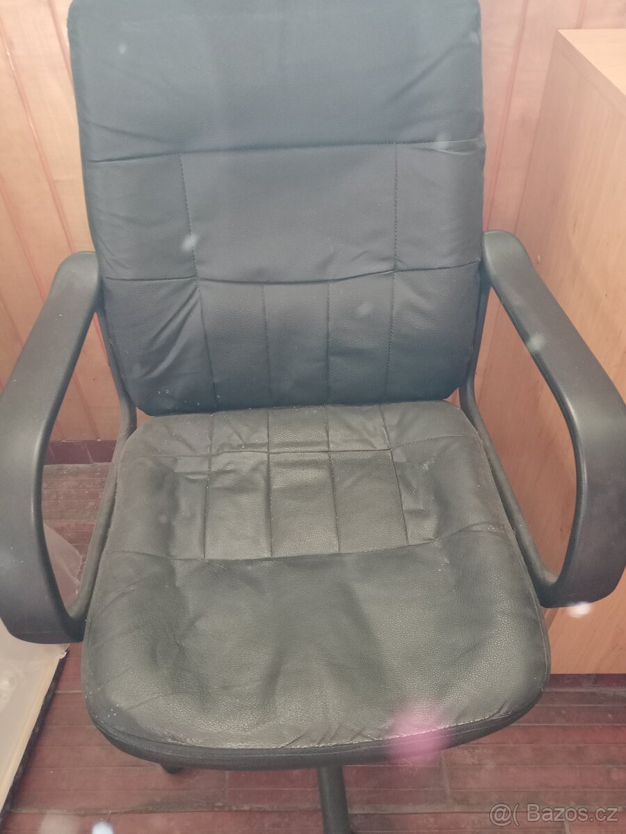 Koženková židle na kolečkách k počítači