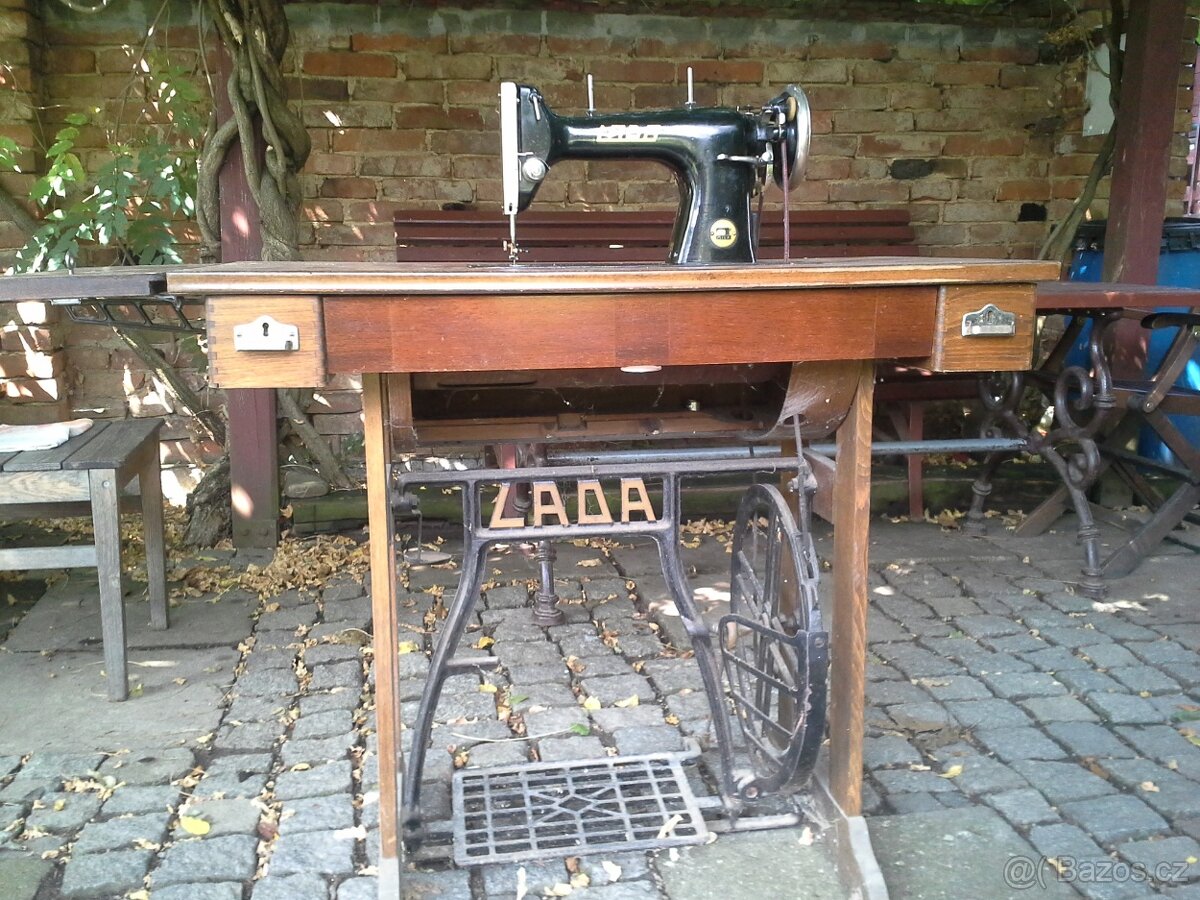 Šicí stroj Lada