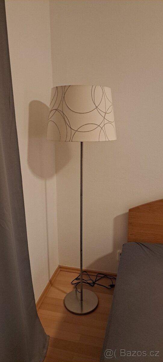 stojací lampa