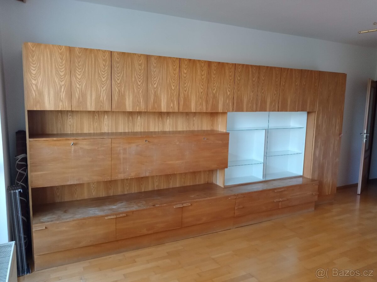 Velká dřevěná obývací stěna