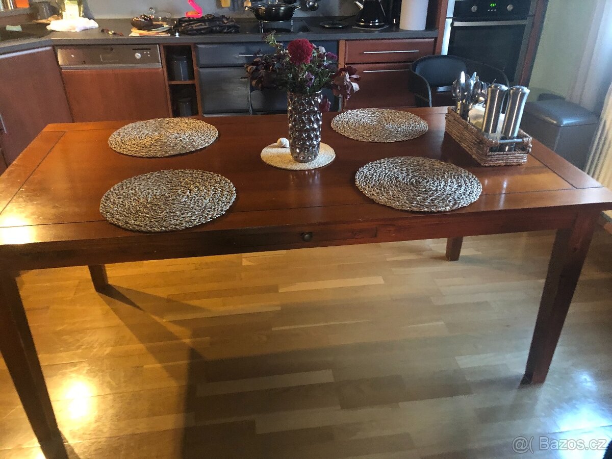 Kuchyňský stůl