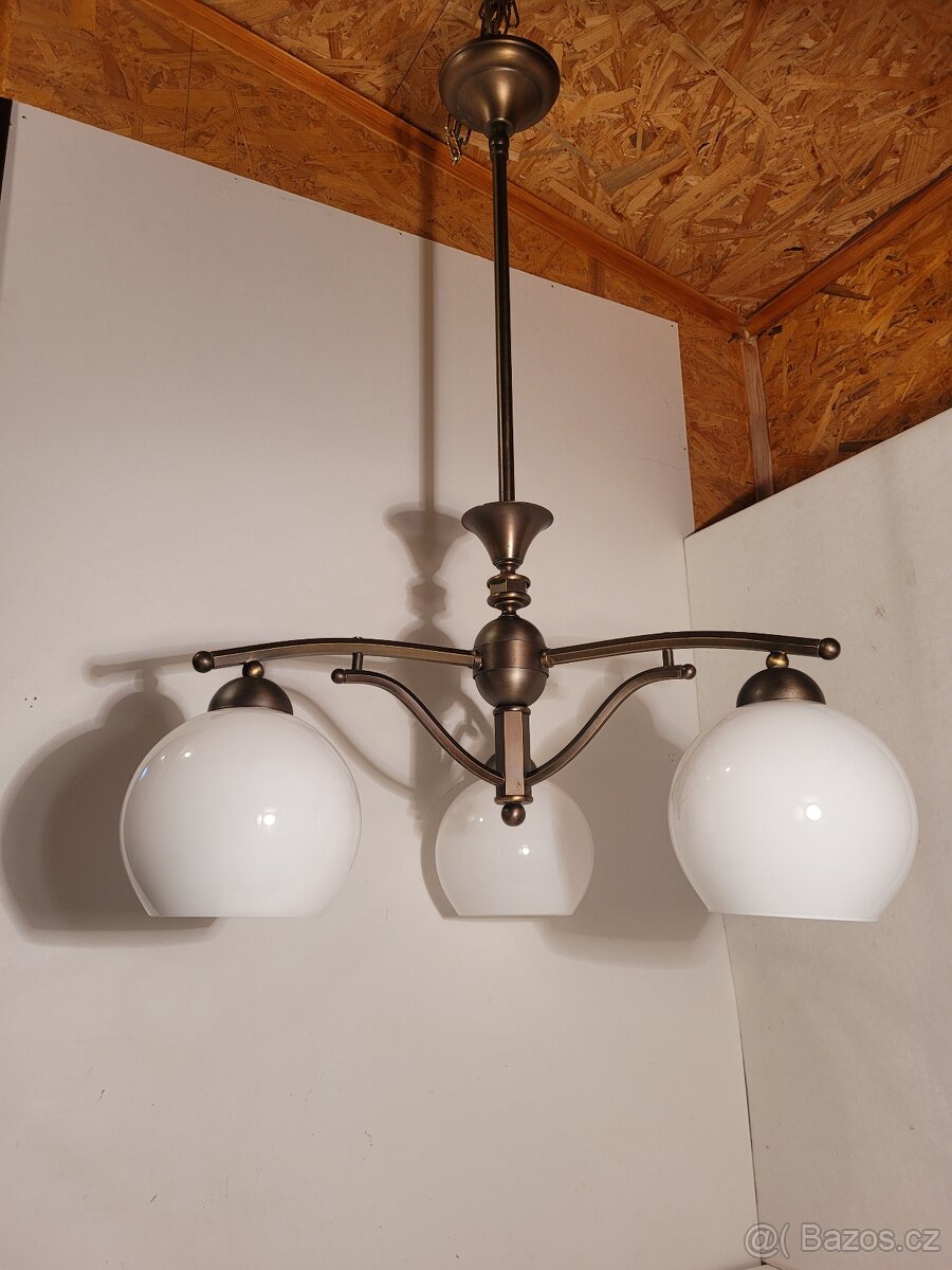 pěkný mosazný tříramenný lustr, bílá otevřená stínidla