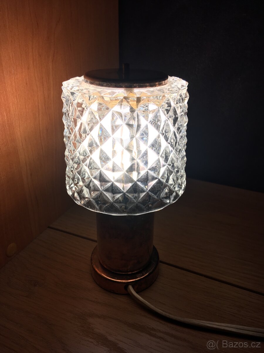 Lampička na noční stolek s broušeným stínidlem