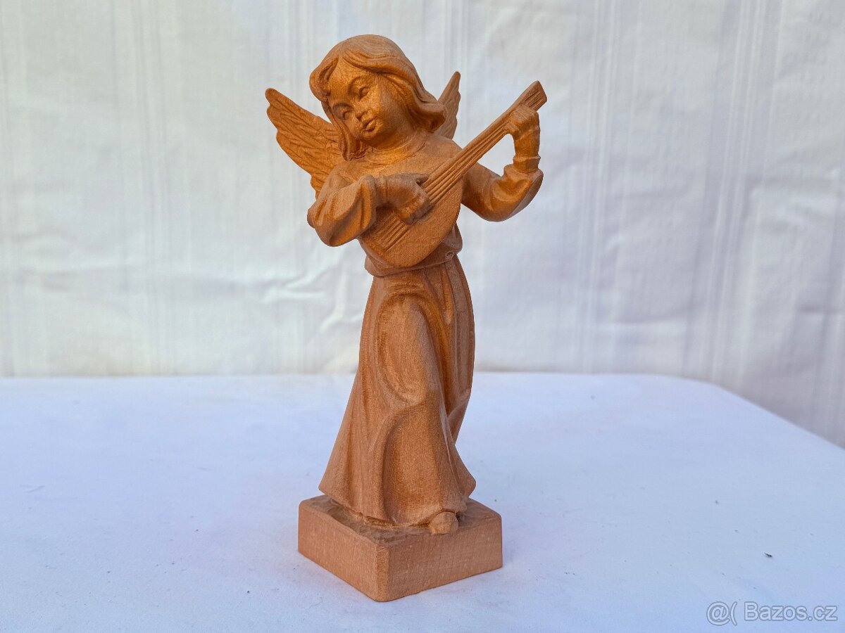 Dřevěná socha anděl hudebník hrající na loutnu