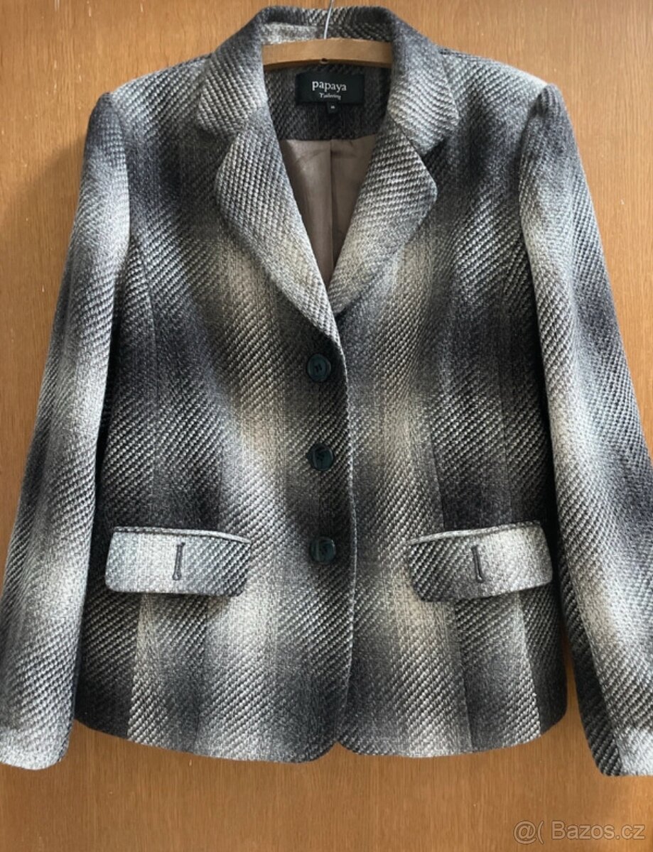 Nový, vlněný kabátek.