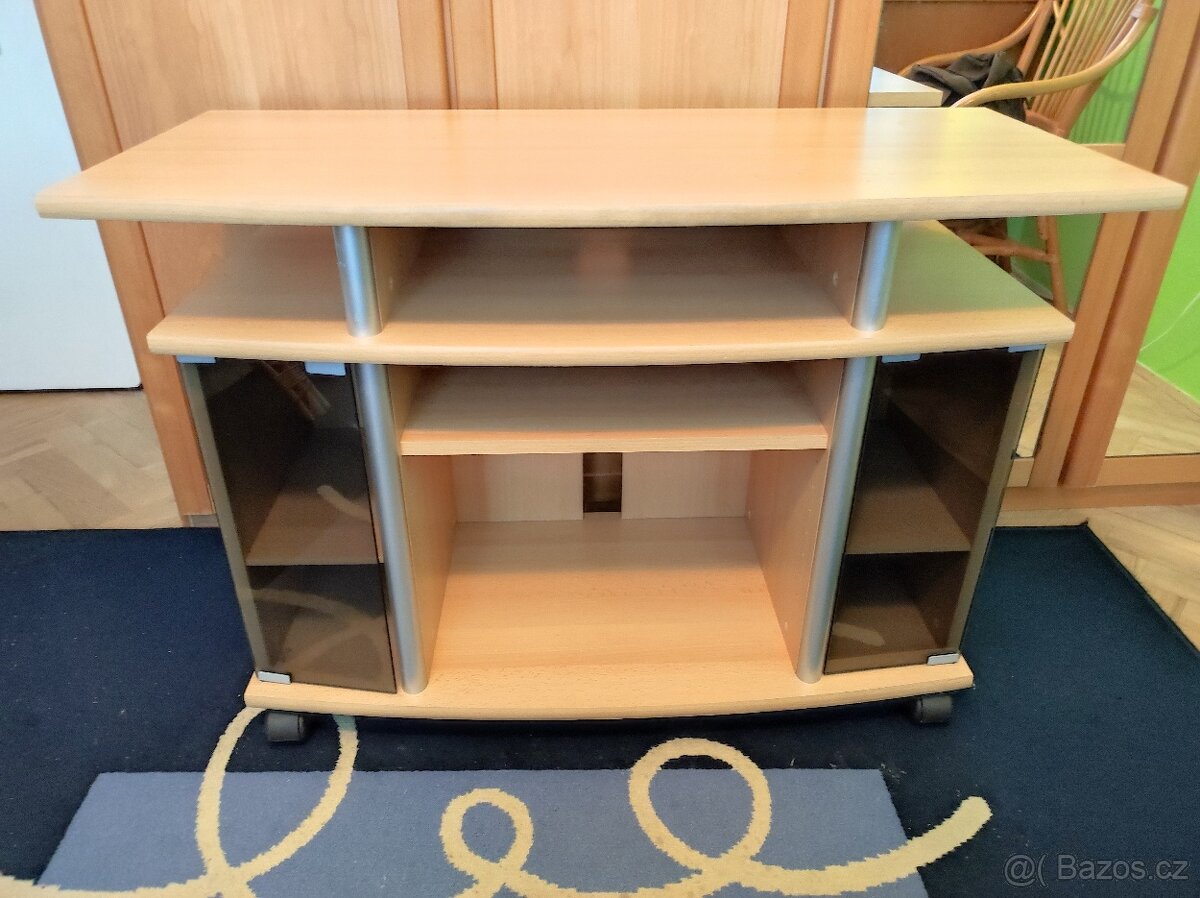 Televizní stolek na kolečkách
