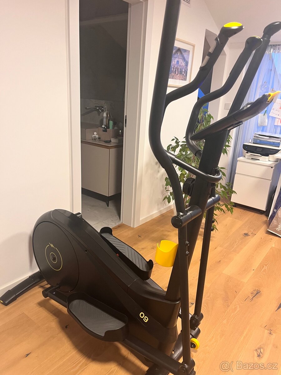Eliptical, posilovací stroj