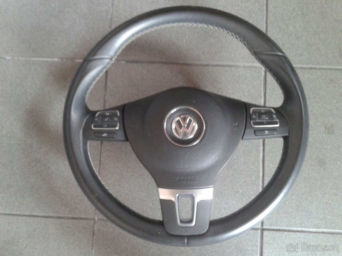 Volant VW Golf 6 s multifunkcí.