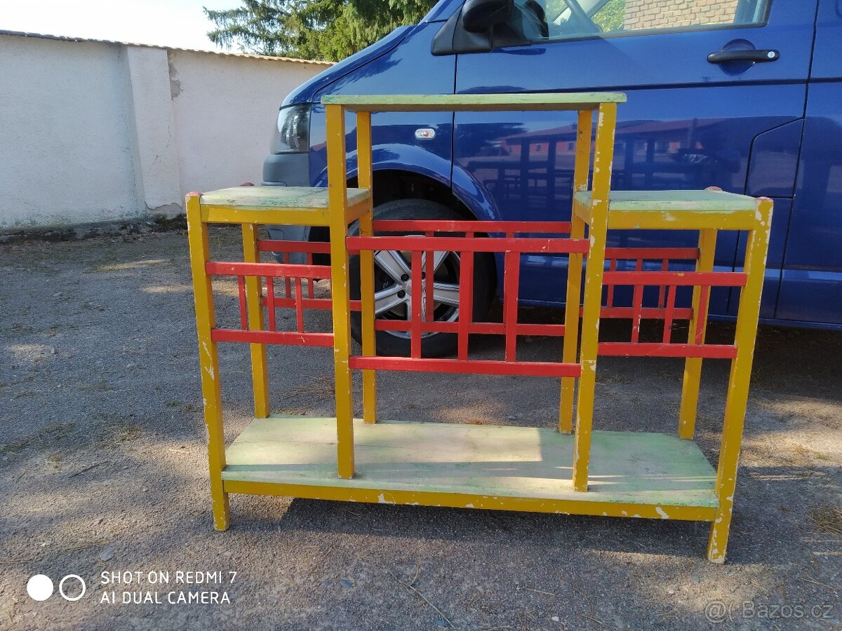 STARÝ KVĚTINOVÝ STOLEK.