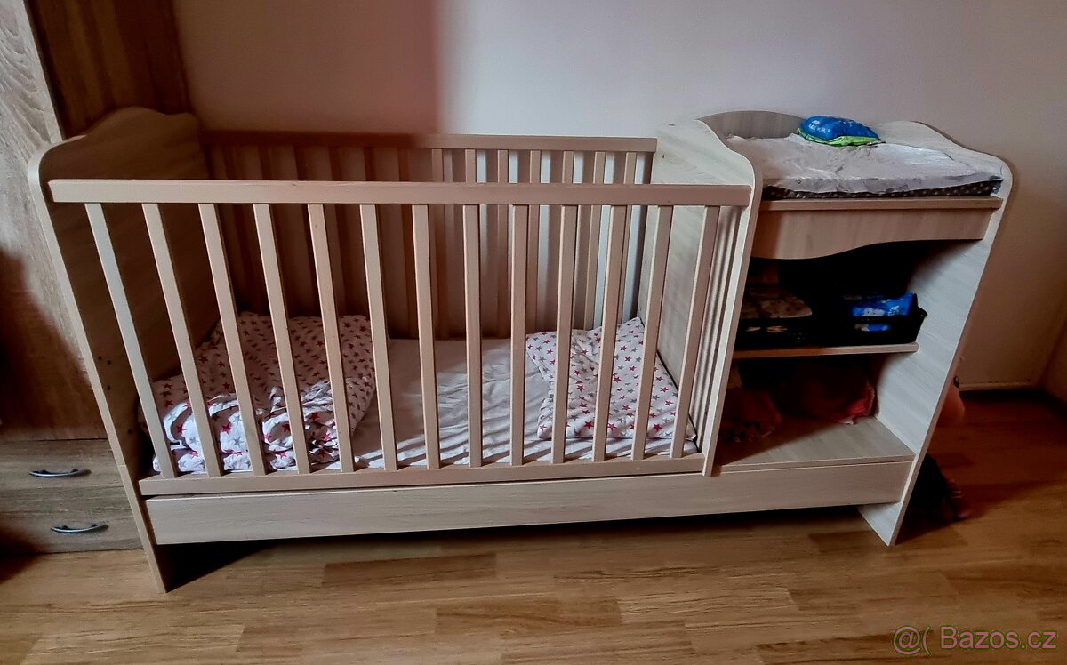 Rostoucí postýlka s přebalovacím pultem