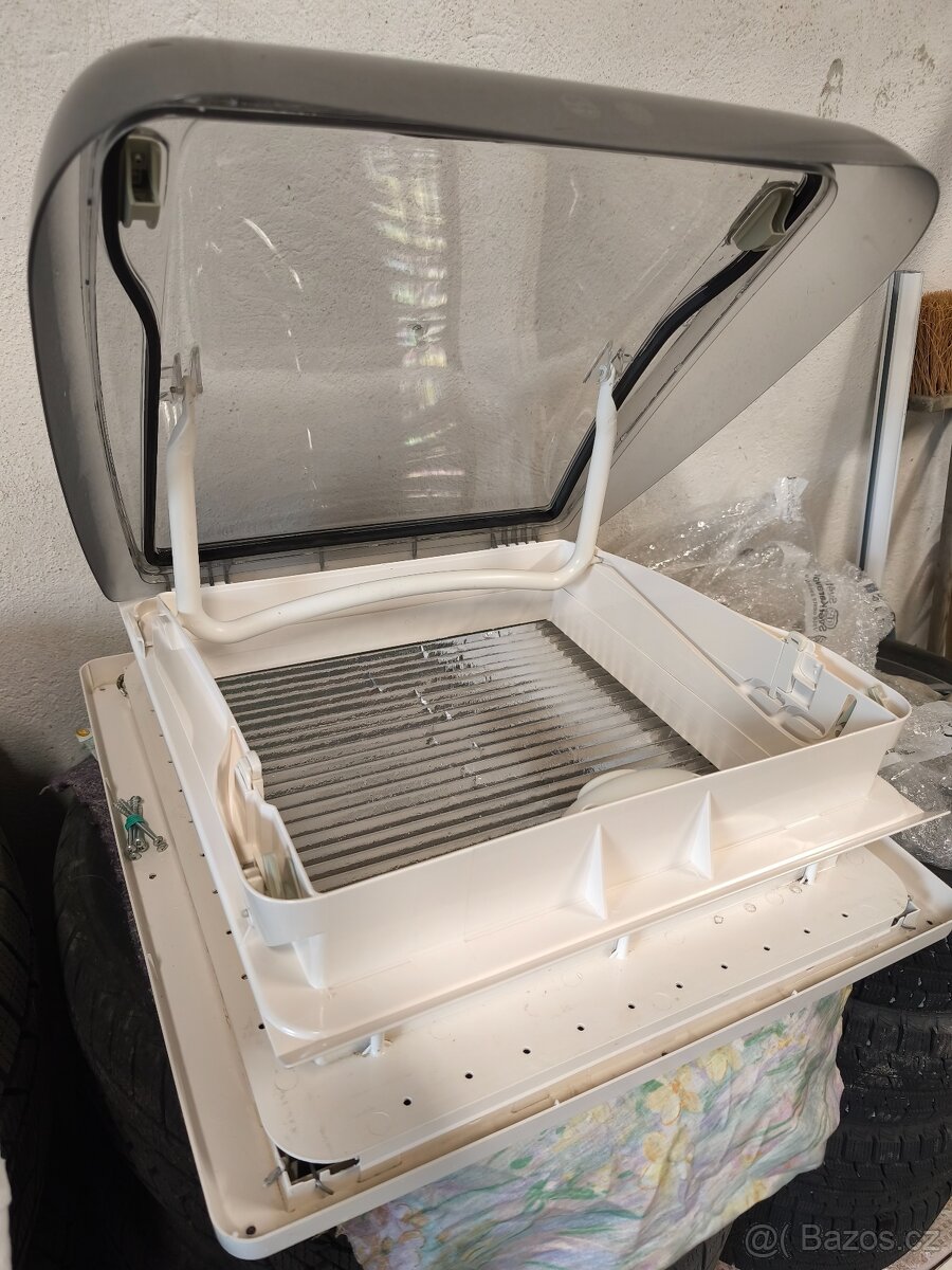 DOMETIC BG 1743 cele střešní okno s roletami