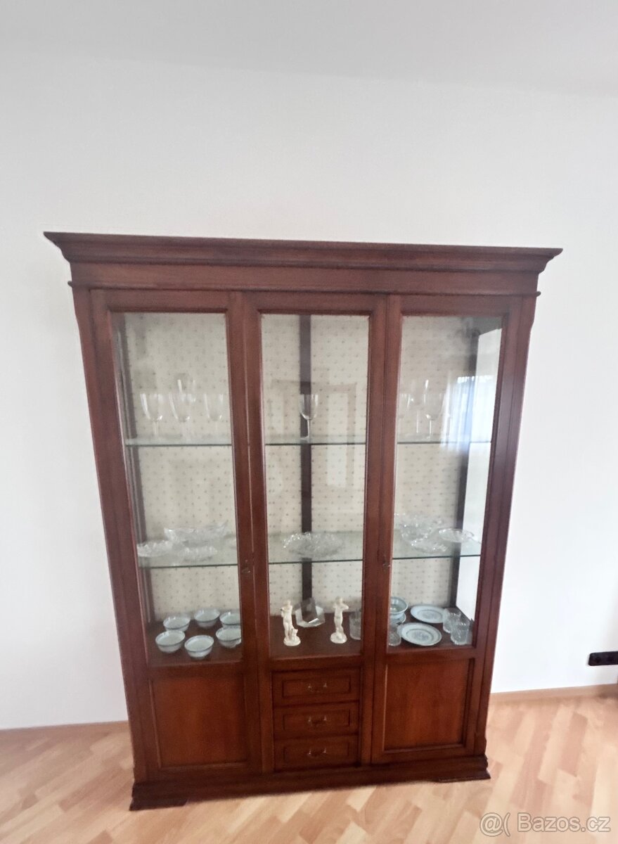 Elegantní vitrína