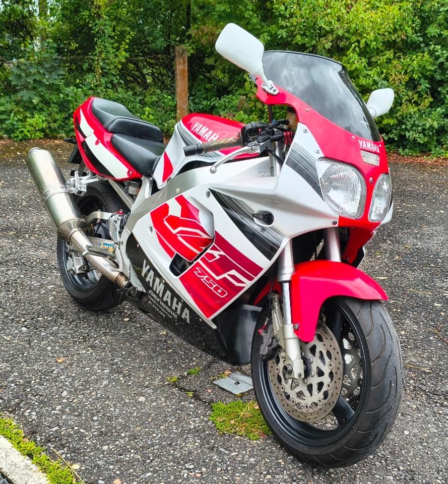 Yamaha YZF 750